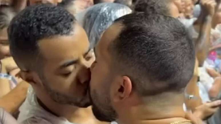 Gil do Vigor beijou rapaz durante show de Anitta no Rio de Janeiro Reprodução/Instagram