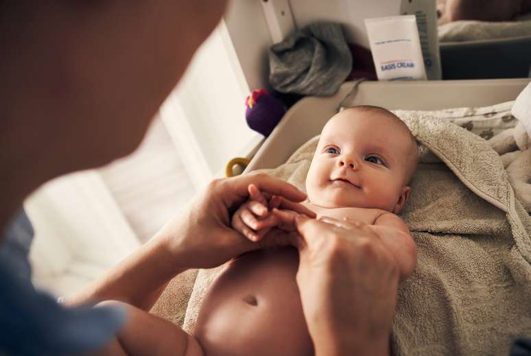 beb&ecirc;-brincando-com-m&atilde;e