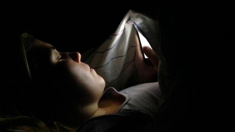 A luminosidade das telas de televisões, computadores e celulares inibe a produção de melatonina durante a noite