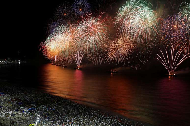 Fogos em Copacabana celebram a chegada de 2022
