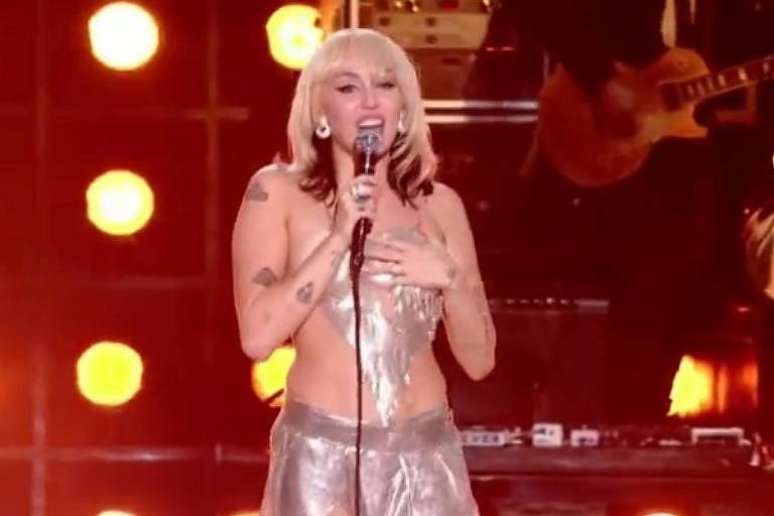 Cantora Miley Cyrus quase mostra demais em festa de Réveillon/Reprodução