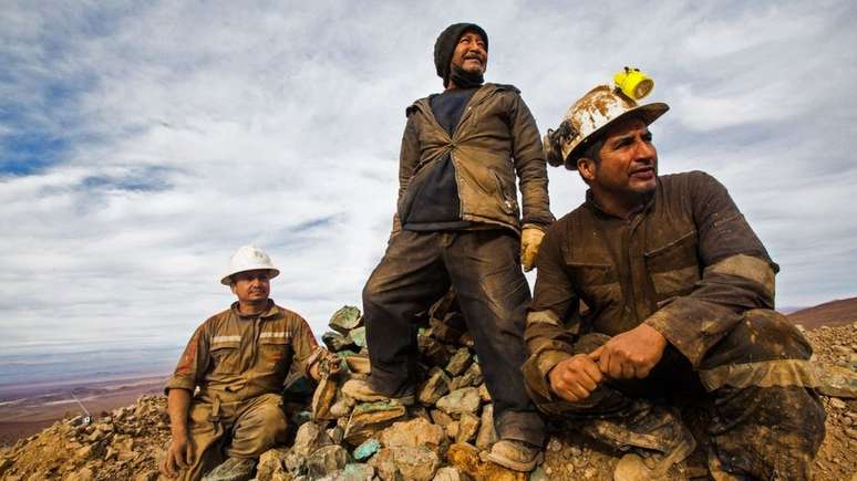 Trabalhadores da mineração de cobre no Chile; rapidez na vacinação coloca o país na dianteira