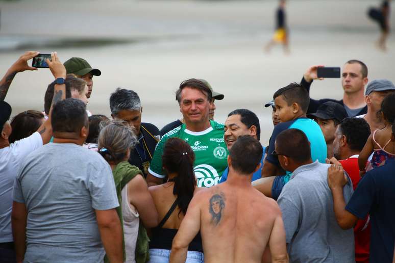 Bolsonaro posta novo vídeo provocando aglomeração em praia