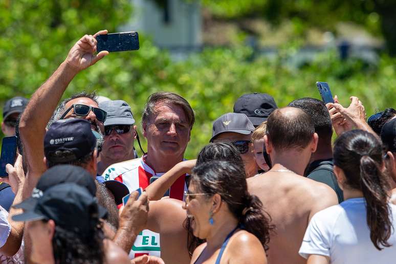 O presidente, Jair Messias Bolsonaro (PL), visto com sua família após passeio de jet ski, acompanhado de seguranças, em Santa Catarina