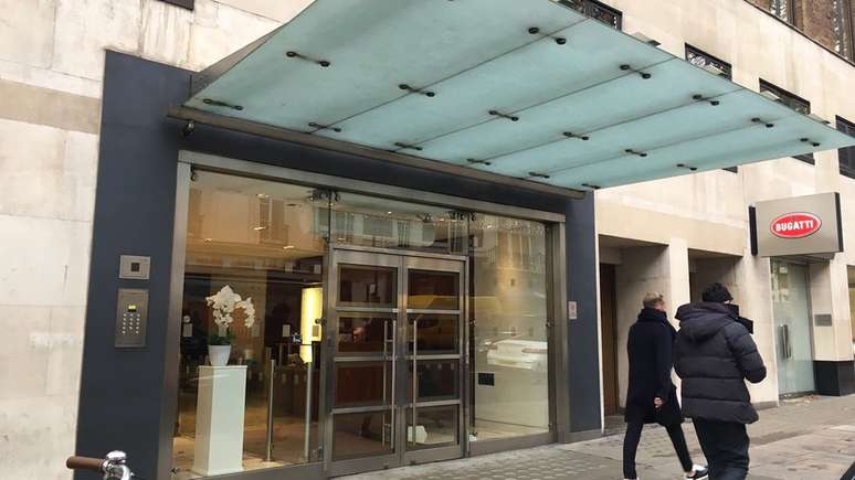 Uma entrada moderna na Bruton Street perto do local do im&oacute;vel original onde Elizabeth 2&ordf; nasceu