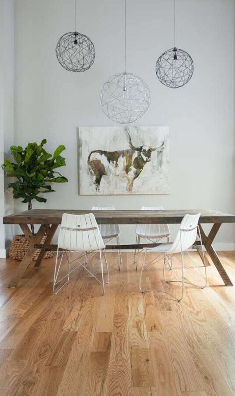 43. Lustre aramado redondo para decoração de sala de jantar simples com mesa rústica – Foto: Homify