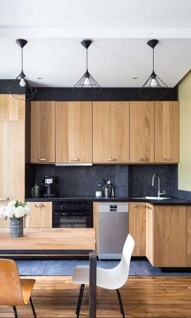 13. Cozinha de madeira decorada com lustre aramado preto – Foto: Houzz