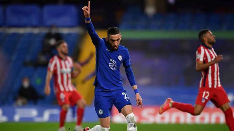 Ziyech é um dos jogadores que pode deixar o Chelsea nesta janela de transferências (Foto: AFP)