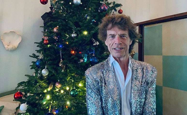 Mick Jagger em frente a uma árvore de Natal; artista tem utilizado bastante o Instagram