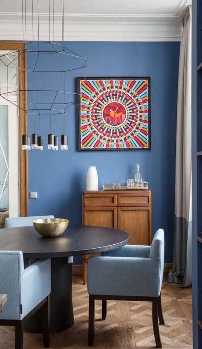 53. Sala de jantar azul decorada com mesa redonda e lustre aramado grande – Foto: Home Fashion Trend