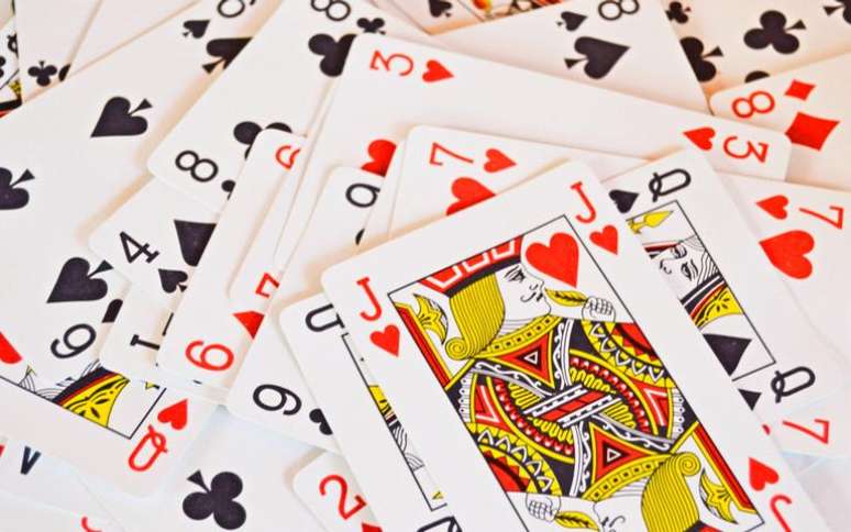 Escolha uma das cartas e veja revelações sobre amor e trabalho - Shutterstock.