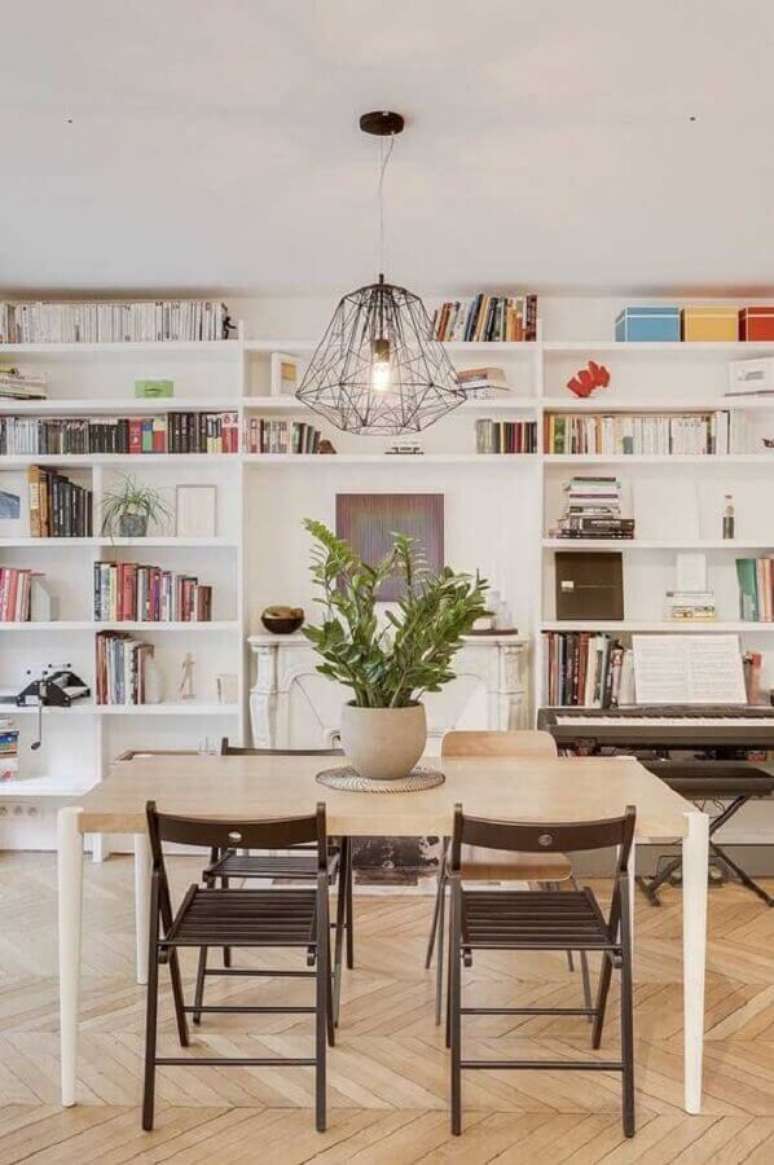 32. Lustre aramado grande para decora&ccedil;&atilde;o de sala com estante de nichos &ndash; Foto: Hist&oacute;rias de Casa