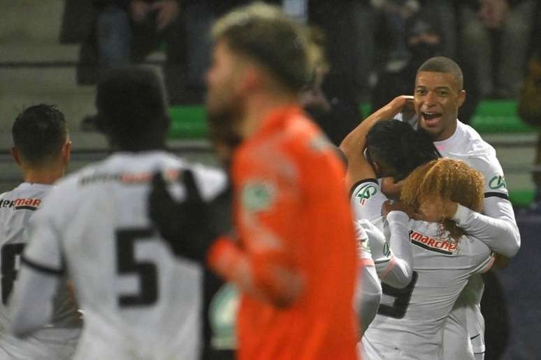 Mbappé assumiu responsabilidade sem Messi e Neymar e marcou três gols (Foto: LOIC VENANCE / AFP)