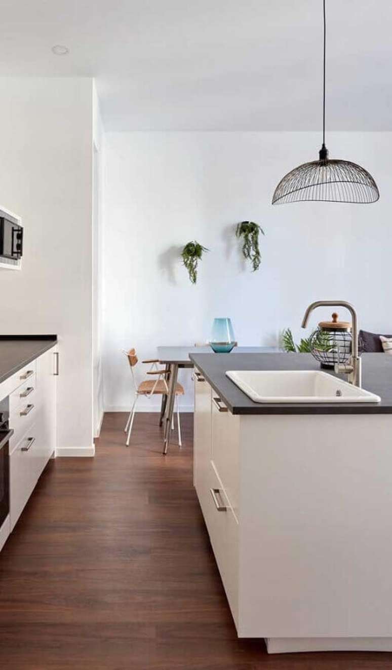 42. Lustre aramado preto redondo para decoração de cozinha com ilha – Foto: Apartment Therapy