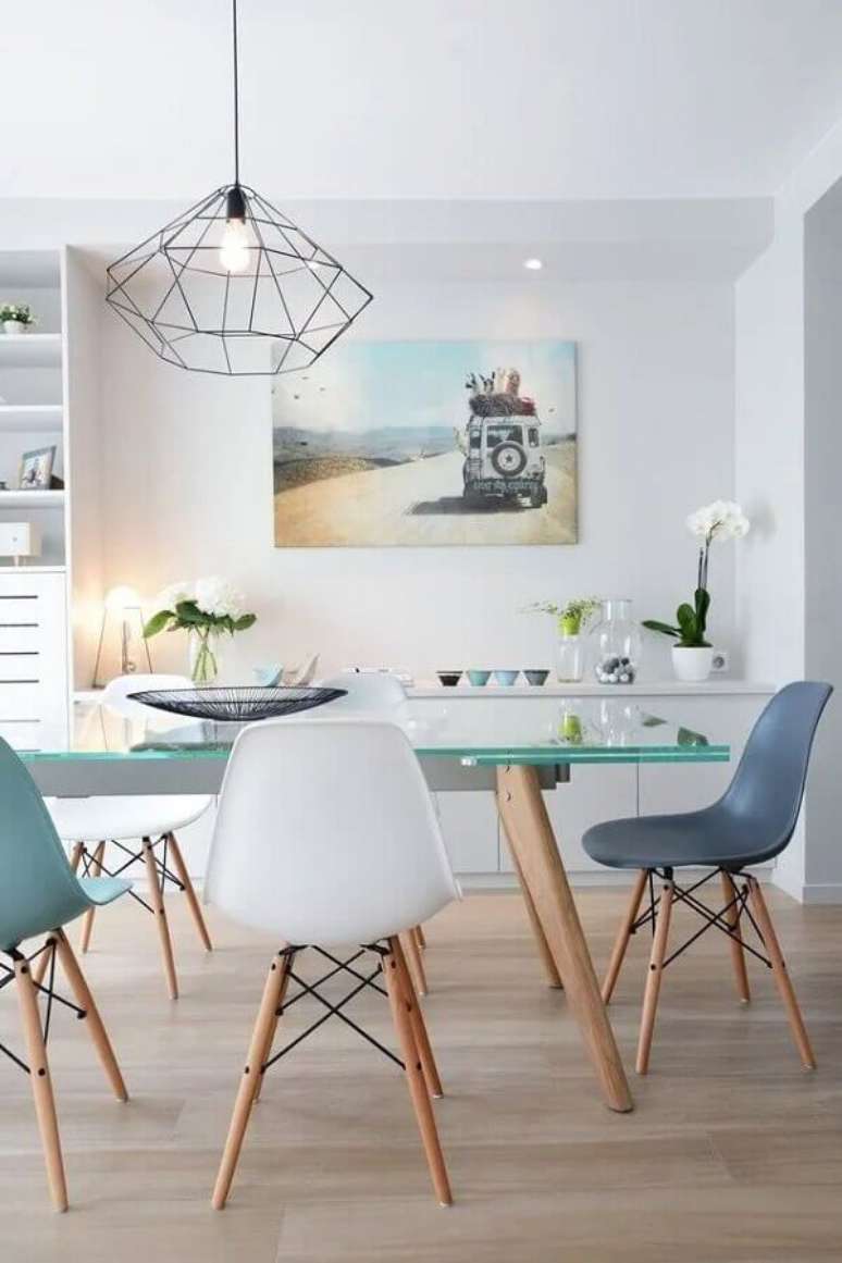 34. Lustre aramado grande para decora&ccedil;&atilde;o de sala de jantar com mesa de vidro &ndash; Foto: C&oacute;t&ecirc; Maison