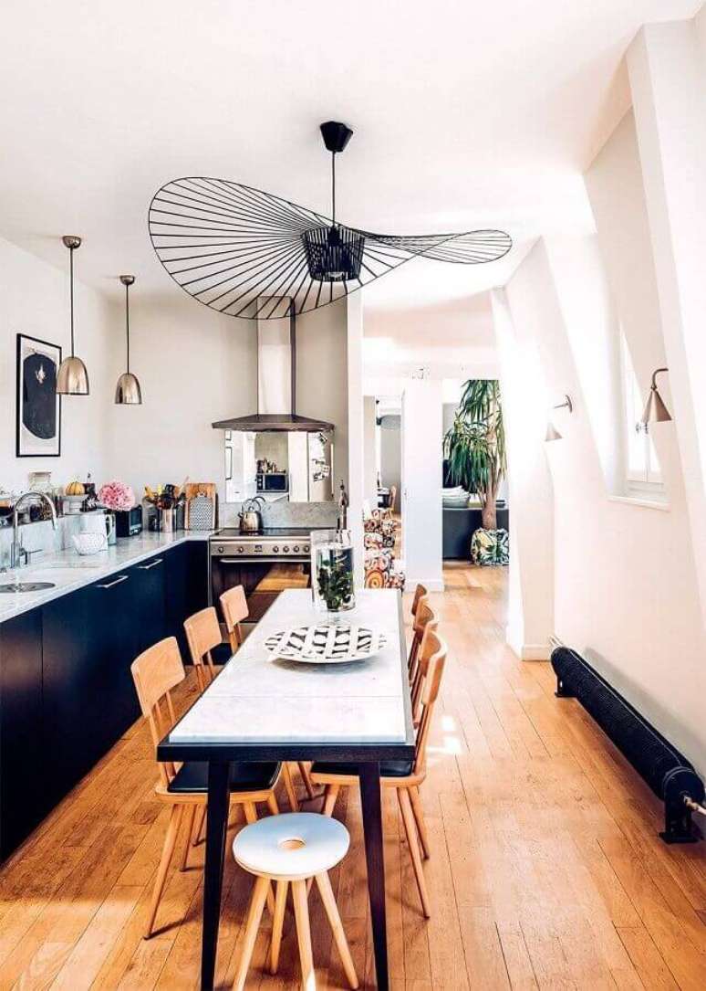 48. Mesa estreita para decoração de cozinha com lustre aramado grande moderno – Foto: Fabiola Paulsen