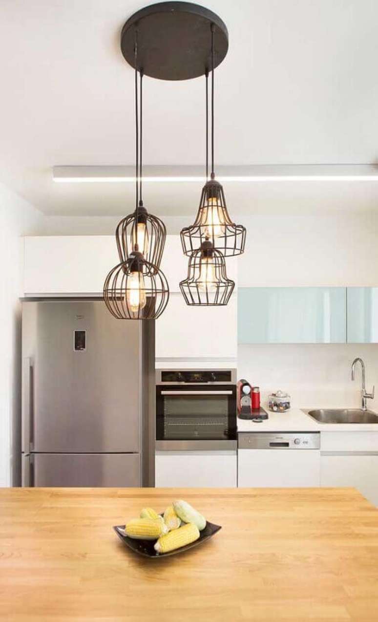 10. Cozinha decorada com modelos diferentes de lustre pendente aramado &ndash; Foto: Decor F&aacute;cil