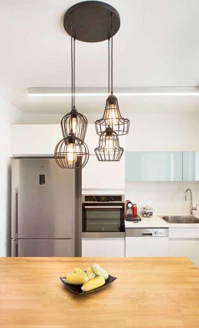 10. Cozinha decorada com modelos diferentes de lustre pendente aramado – Foto: Decor Fácil