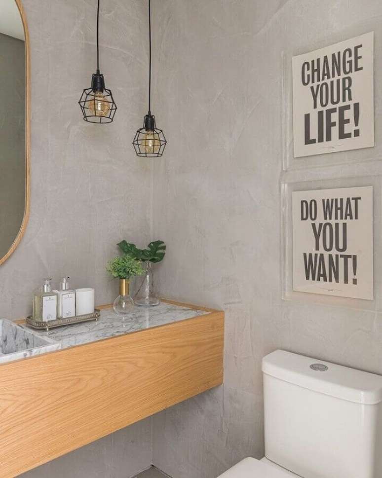 38. Lustre aramado preto para banheiro cimento queimado decorado com bancada de madeira &ndash; Foto: Jeito de Casa