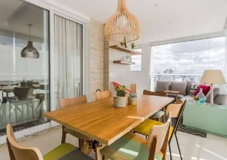 20. Decora&ccedil;&atilde;o de varanda de apartamento com lustre aramado de madeira &ndash; Foto: Duda Senna