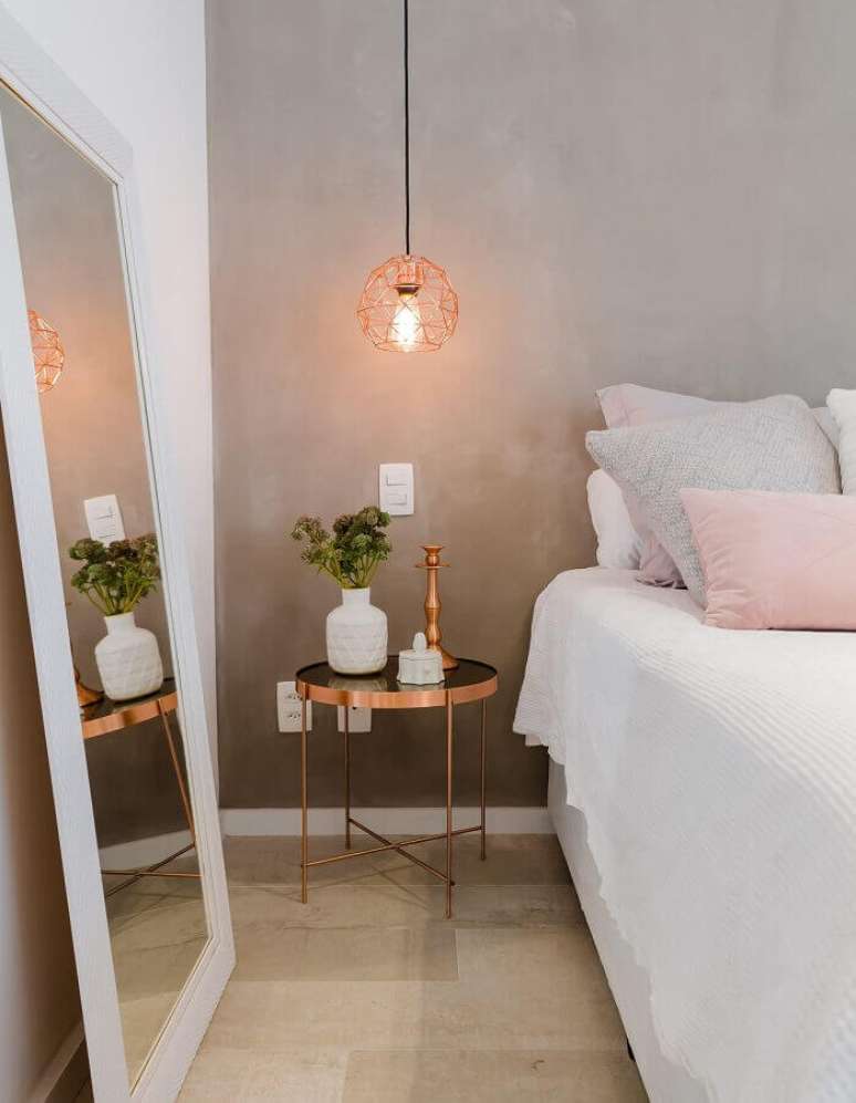 5. Lustre aramado rose gold para decoração de quarto com parede de cimento queimado e espelho de chão – Foto: Ideias Decor