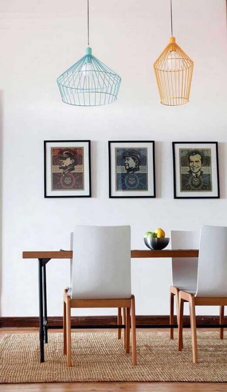 7. Lustre pendente aramado colorido para decora&ccedil;&atilde;o de sala de jantar &ndash; Foto: Decor F&aacute;cil