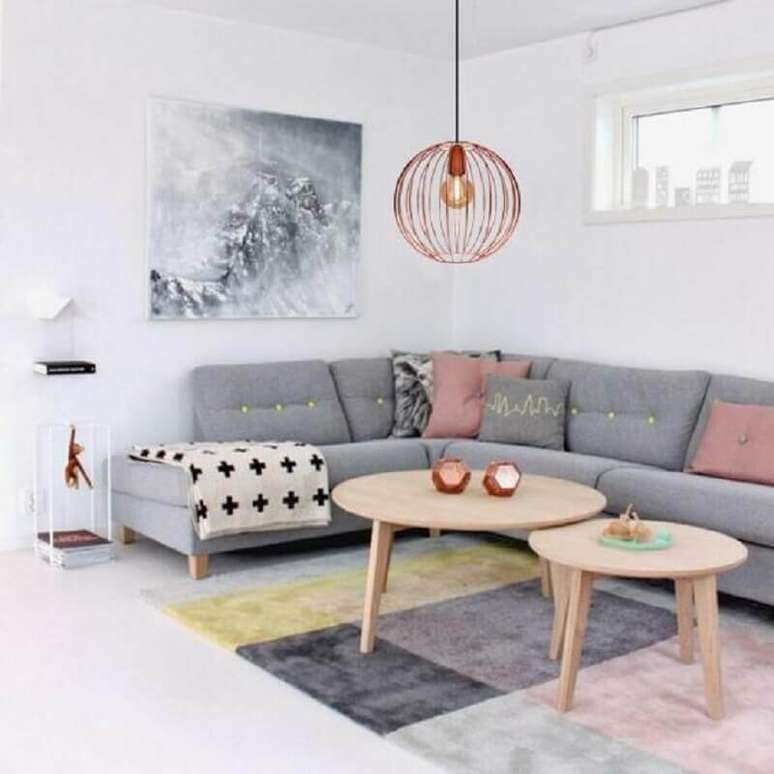 45. Lustre aramado rose gold para decoração de sala de estar com sofa cinza de canto – Foto: Amazon