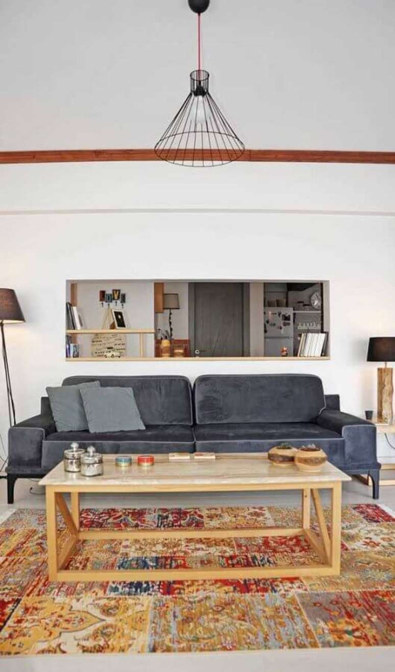 59. Sala simples decorada com sof&aacute; cinza e lustre aramado preto &ndash; Foto: Home Fashion Trend