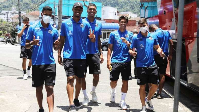 Equipe sub-20 do Santos desembarca em Araraquara, onde estreia na Copinha diante do Operário