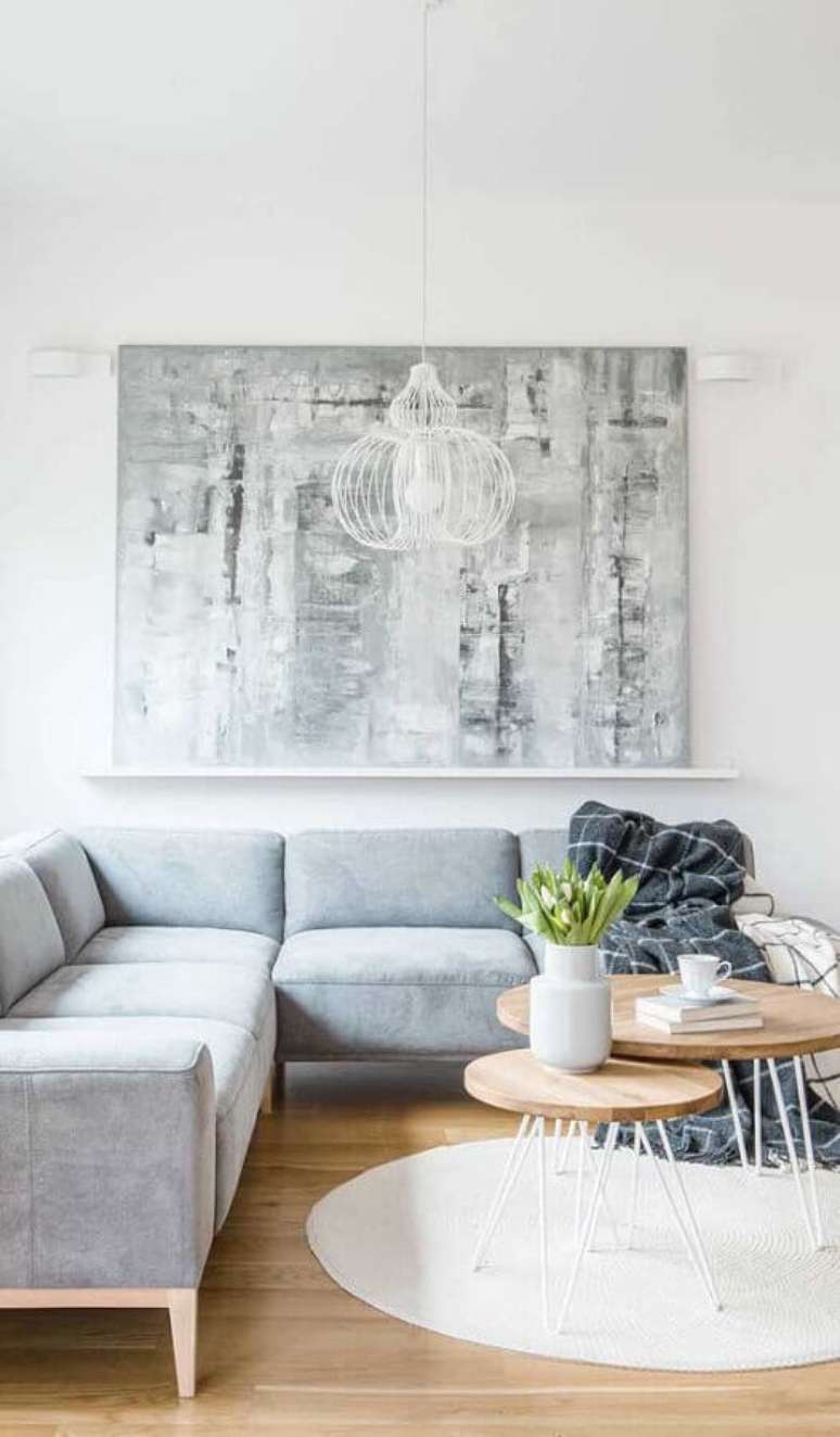 28. Lustre aramado branco para decora&ccedil;&atilde;o de sala minimalista com sofa cinza de canto &ndash; Foto: Apartment Therapy