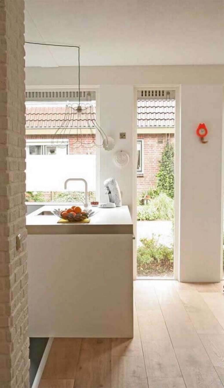 24. Decora&ccedil;&atilde;o simples com lustre aramado para cozinha externa &ndash; Foto: Homify