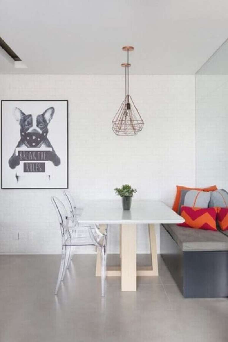 37. Lustre aramado para sala de jantar clean decorada com almofadas coloridas &ndash; Foto: Hist&oacute;rias de Casa