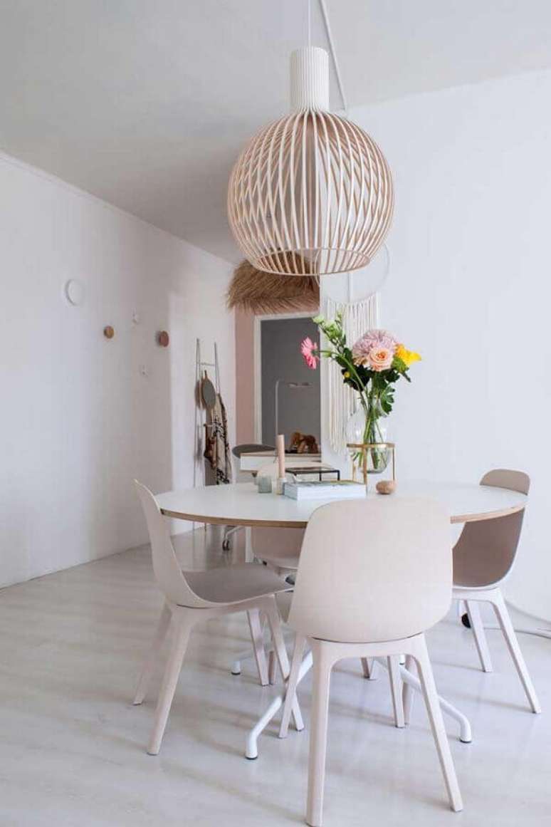 3. Sala de jantar minimalista decorada com lustre aramado redondo – Foto: Apartment Therapy