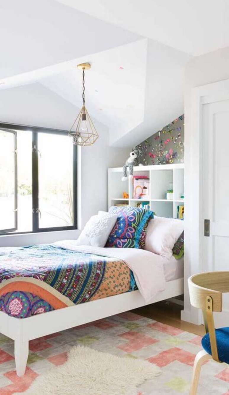 25. Decoração simples para quarto de solteiro com lustre aramado cobre – Foto: Homify