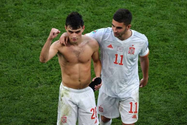 Pedri e Ferrán Torres fizeram sucesso na Eurocopa e agora são companheiros (Foto: WOLFGANG RATTAY / POOL / AFP)