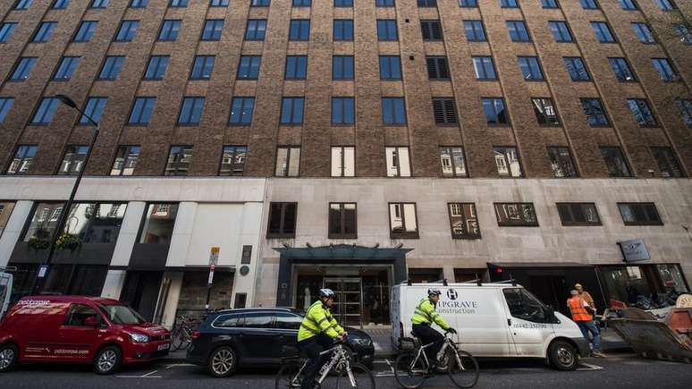 Bloco de im&oacute;veis comerciais no lugar onde antes eram casas particulares