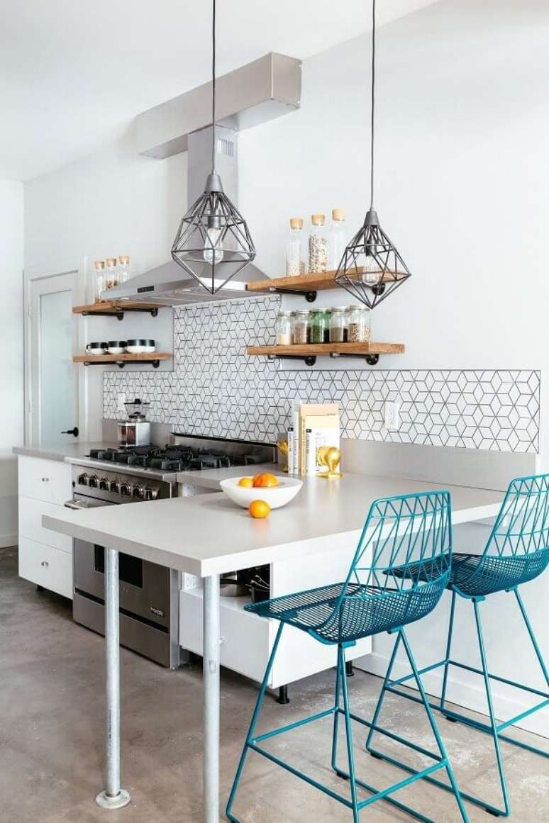 36. Lustre aramado para decoração de cozinha com banquetas azuis – Foto: Noz Design