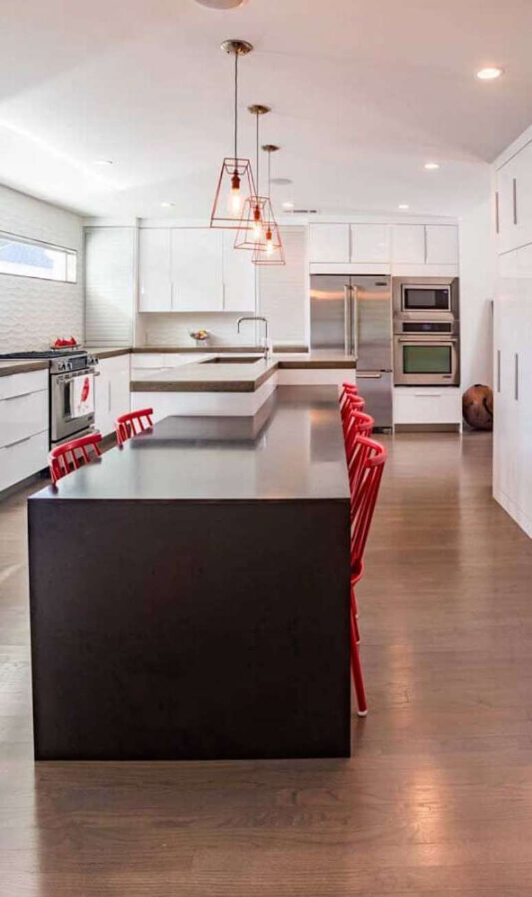 44. Lustre aramado rose gold para decora&ccedil;&atilde;o de cozinha com ilha &ndash; Foto: Houzz