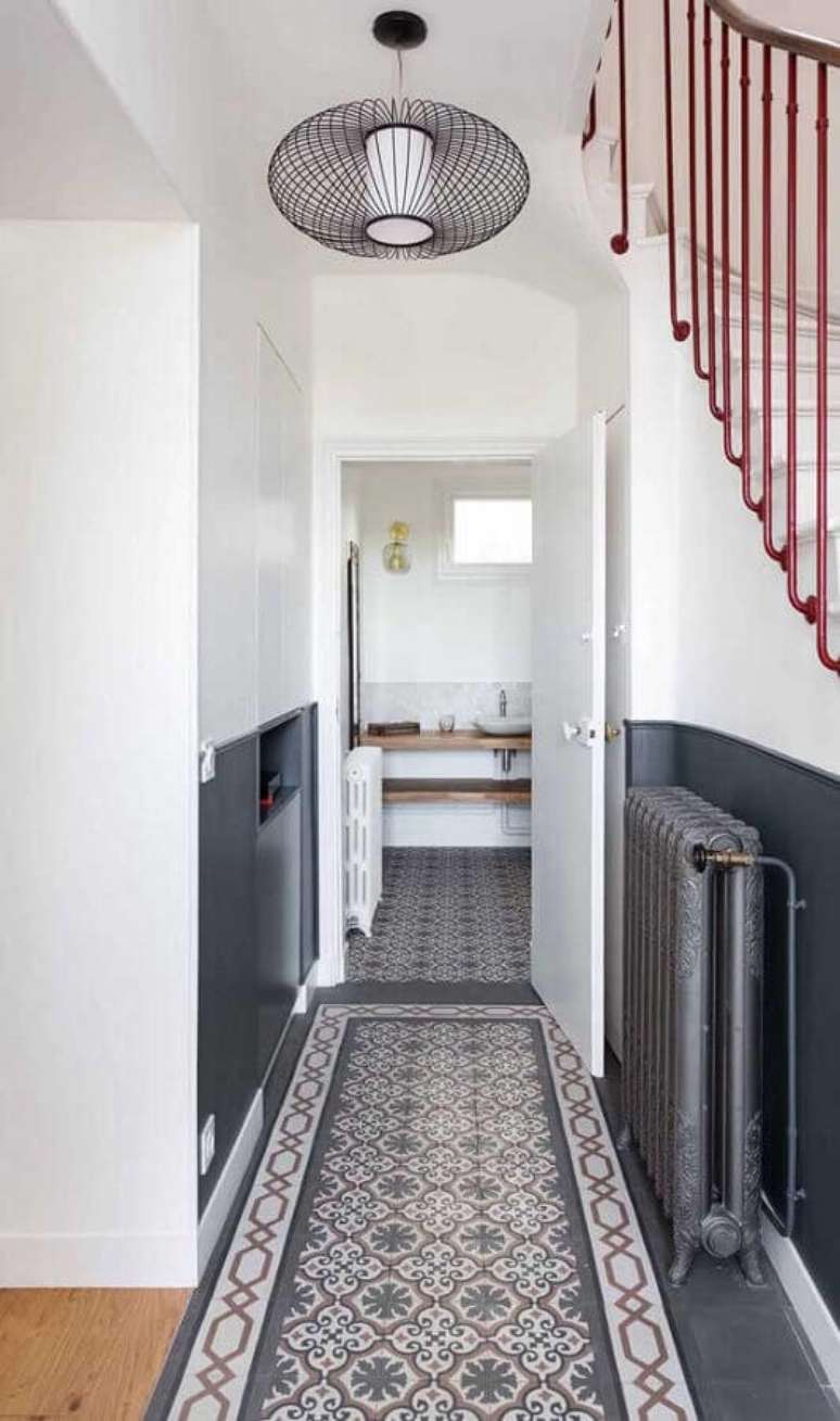 17. Decora&ccedil;&atilde;o de corredor com lustre aramado preto redondo &ndash; Foto: C&oacute;t&ecirc; Maison Projets