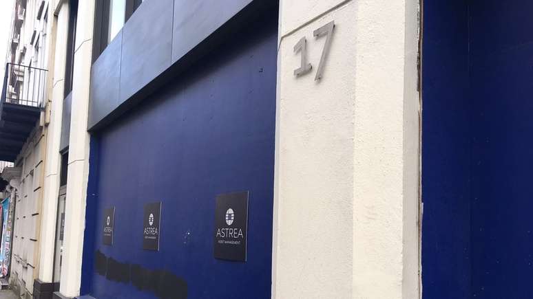 Im&oacute;vel comercial tapado por t&aacute;buas no n&uacute;mero 17 da rua Bruton Street