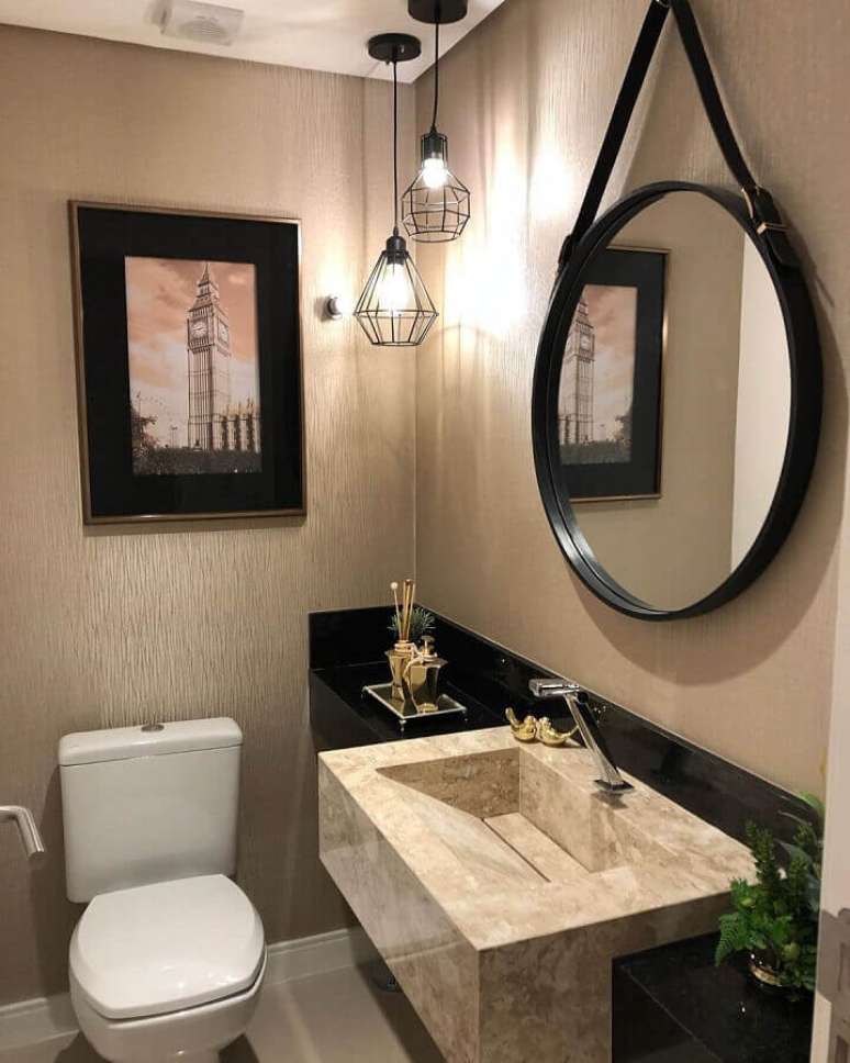 26. Lavabo decorado com espelho redondo e lustre aramado preto – Foto: Decor Fácil