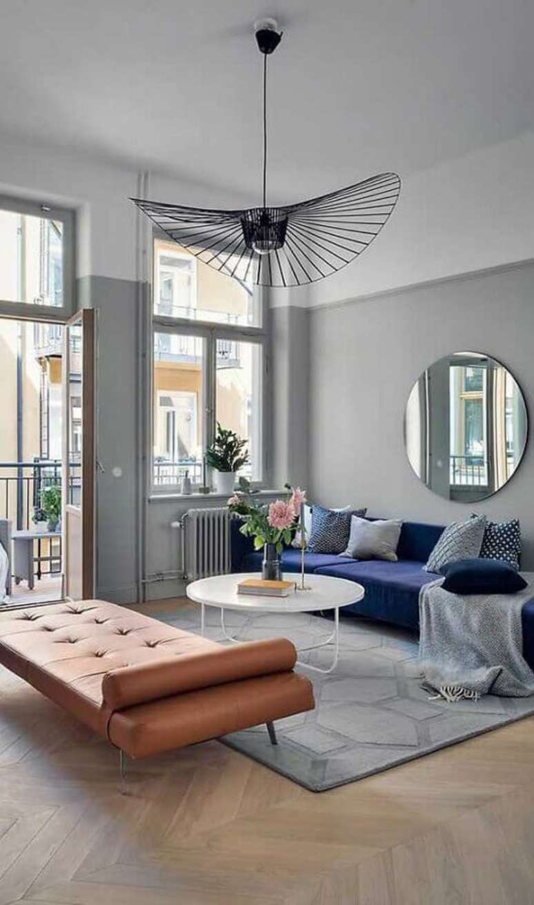 8. Modelo diferente de lustre aramado grande para decoração de sala cinza – Foto: Apartment Therapy