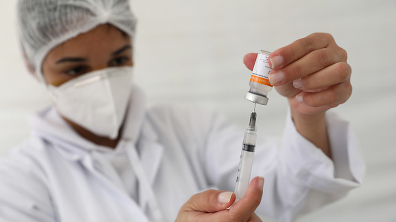 Os imunizantes contra a covid-19 continuam a funcionar para aquilo que eles foram desenvolvidos: a prevenção de casos mais graves da doença, que causam hospitalização e morte.