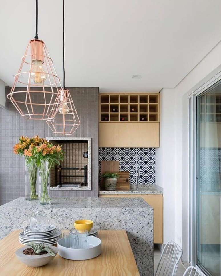 16. Decora&ccedil;&atilde;o com lustre aramado rose gold para varanda gourmet de apartamento &ndash; Foto: Hist&oacute;rias de Casa