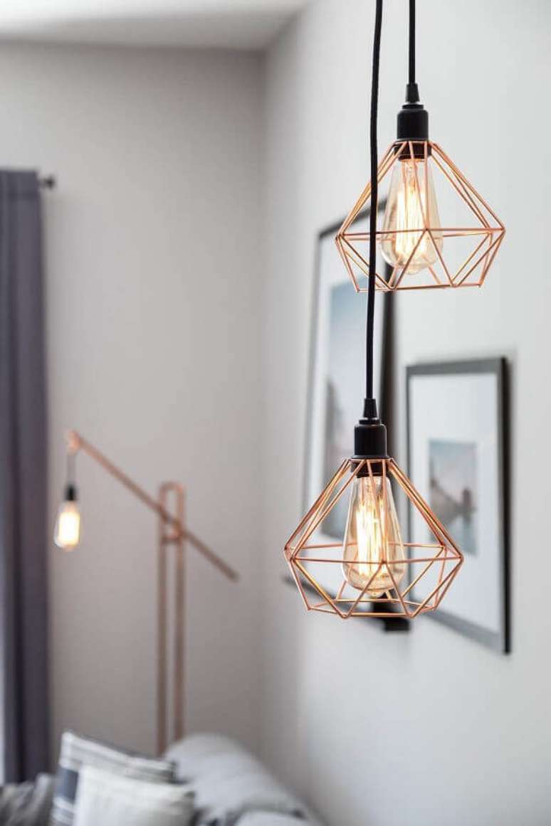 1. Decoração de sala com lustre aramado rose gold – Foto: Homify