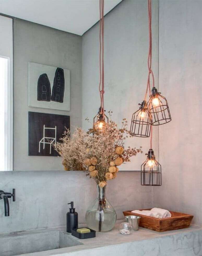 21. Decoração industrial para banheiro cimento queimado com lustre pendente aramado – Foto: Casa Claudia