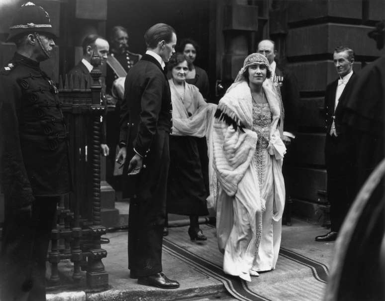 Elizabeth Bowes-Lyon, m&atilde;e de Elizabeth 2&ordf;, deixando Bruton Street no dia do casamento em 1923