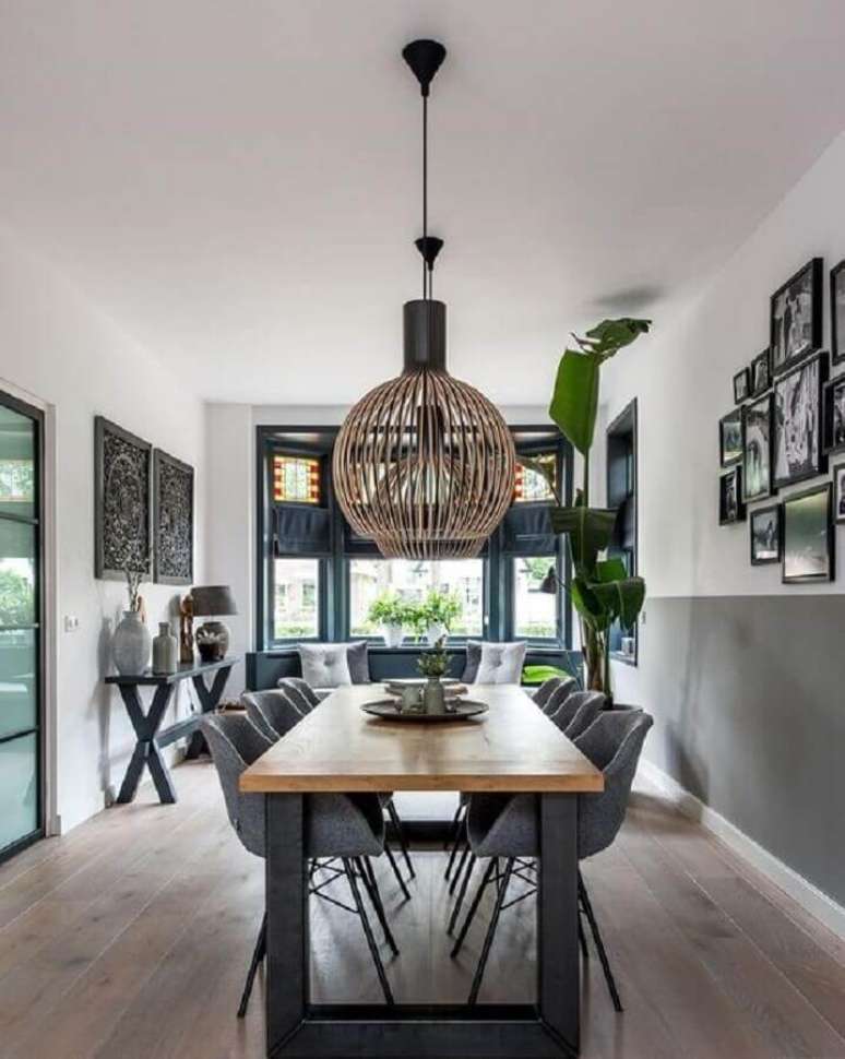 33. Lustre aramado grande para decora&ccedil;&atilde;o de sala de jantar com cadeira cinza &ndash; Foto: The Art of Living