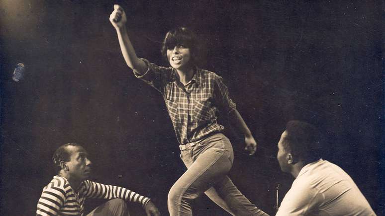 Cena do document&aacute;rio 'O Canto Livre de Nara Le&atilde;o'; cantora, que morreu em 1989, completaria 80 anos em 2021