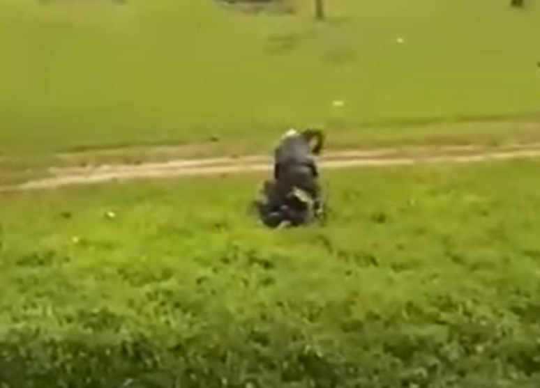 PM agride suspeito que fugia em moto em SP.